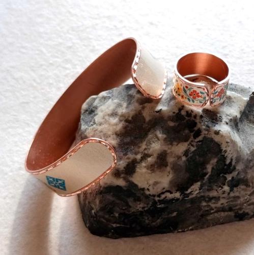 Bakır el işçilikli lüks bilezik ve Yüzük Set - İnce dar model BLZYZK-50 Kelepçe Oval Form . ŞAHMARAN Takı kutusunda gönderilecektir. Fabrikasyon değildir. Lüks kalitedir.