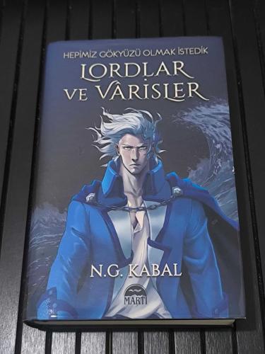 Hepimiz Gökyüzü Olmak İstedik 1 - Lordlar ve Varisler (Mavi Şömiz - Ciltli)