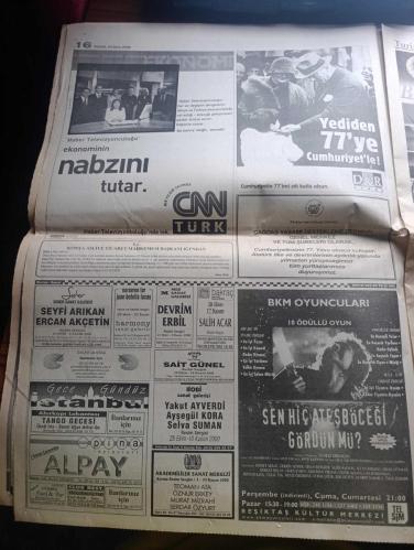 Hürriyet Gazetesi - Turkish Newspaper - 29 Ekim 2000 - Bugün 29 Ekim Cumhuriyet Bayramı Cumhuriyetin 77. Kuruluş yıldönümünü coşkuyla kutluyoruz - Cumhurbaşkanı Ahmet Necdet Sezer TBMM'de kutlamaları kabul edecek - bu yılki Cumhuriyet Bayramı törenlerinde Kuvayi milliye Derneği üyelerine üniforma giyme ve silah taşıma yasağı getirildi - ABD Başkanı Bill Clinton Türkiye'nin 29 Ekim Cumhuriyet Bayramını kutladı - Atatürk'ün yatı Savarona'nın çıplak ünlüleri fotoğraf - kutlu olsun ama yazan Emin Çölaşan - Cumhuriyet ve yeni liderlik yazan Zeynep Atikkan - D&R Cumhuriyetin 77'inci yılı kutlu olsun - Dufy gömlek ATA'mızla Yaka'mızla gurur duyuyoruz - Atatürk'ün manevi kızı Ülkü Adatepe'nin köşesi - ADD öncülüğünde 24 saat aralıksız söylev okuma etkinliği başladı - HADEP ilk kez Cumhuriyet Bayramı kutlamalarında - Fazilet Partisi genel başkanı Recai Kutan Cumhuriyet başarılı değil - Recep Tayyip Erdoğan'dan gelenekçilere tepki - sürekli Cumhuriyet yazan Ferai Tınç - 29 Ekim 1923