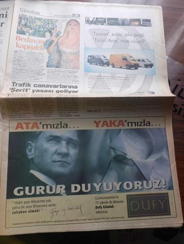 Hürriyet Gazetesi - Turkish Newspaper - 29 Ekim 2000 - Bugün 29 Ekim Cumhuriyet Bayramı Cumhuriyetin 77. Kuruluş yıldönümünü coşkuyla kutluyoruz - Cumhurbaşkanı Ahmet Necdet Sezer TBMM'de kutlamaları kabul edecek - bu yılki Cumhuriyet Bayramı törenlerinde Kuvayi milliye Derneği üyelerine üniforma giyme ve silah taşıma yasağı getirildi - ABD Başkanı Bill Clinton Türkiye'nin 29 Ekim Cumhuriyet Bayramını kutladı - Atatürk'ün yatı Savarona'nın çıplak ünlüleri fotoğraf - kutlu olsun ama yazan Emin Çölaşan - Cumhuriyet ve yeni liderlik yazan Zeynep Atikkan - D&R Cumhuriyetin 77'inci yılı kutlu olsun - Dufy gömlek ATA'mızla Yaka'mızla gurur duyuyoruz - Atatürk'ün manevi kızı Ülkü Adatepe'nin köşesi - ADD öncülüğünde 24 saat aralıksız söylev okuma etkinliği başladı - HADEP ilk kez Cumhuriyet Bayramı kutlamalarında - Fazilet Partisi genel başkanı Recai Kutan Cumhuriyet başarılı değil - Recep Tayyip Erdoğan'dan gelenekçilere tepki - sürekli Cumhuriyet yazan Ferai Tınç - 29 Ekim 1923