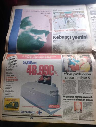 Hürriyet Gazetesi - Turkish Newspaper - 29 Ekim 2000 - Bugün 29 Ekim Cumhuriyet Bayramı Cumhuriyetin 77. Kuruluş yıldönümünü coşkuyla kutluyoruz - Cumhurbaşkanı Ahmet Necdet Sezer TBMM'de kutlamaları kabul edecek - bu yılki Cumhuriyet Bayramı törenlerinde Kuvayi milliye Derneği üyelerine üniforma giyme ve silah taşıma yasağı getirildi - ABD Başkanı Bill Clinton Türkiye'nin 29 Ekim Cumhuriyet Bayramını kutladı - Atatürk'ün yatı Savarona'nın çıplak ünlüleri fotoğraf - kutlu olsun ama yazan Emin Çölaşan - Cumhuriyet ve yeni liderlik yazan Zeynep Atikkan - D&R Cumhuriyetin 77'inci yılı kutlu olsun - Dufy gömlek ATA'mızla Yaka'mızla gurur duyuyoruz - Atatürk'ün manevi kızı Ülkü Adatepe'nin köşesi - ADD öncülüğünde 24 saat aralıksız söylev okuma etkinliği başladı - HADEP ilk kez Cumhuriyet Bayramı kutlamalarında - Fazilet Partisi genel başkanı Recai Kutan Cumhuriyet başarılı değil - Recep Tayyip Erdoğan'dan gelenekçilere tepki - sürekli Cumhuriyet yazan Ferai Tınç - 29 Ekim 1923