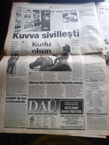Hürriyet Gazetesi - Turkish Newspaper - 29 Ekim 2000 - Bugün 29 Ekim Cumhuriyet Bayramı Cumhuriyetin 77. Kuruluş yıldönümünü coşkuyla kutluyoruz - Cumhurbaşkanı Ahmet Necdet Sezer TBMM'de kutlamaları kabul edecek - bu yılki Cumhuriyet Bayramı törenlerinde Kuvayi milliye Derneği üyelerine üniforma giyme ve silah taşıma yasağı getirildi - ABD Başkanı Bill Clinton Türkiye'nin 29 Ekim Cumhuriyet Bayramını kutladı - Atatürk'ün yatı Savarona'nın çıplak ünlüleri fotoğraf - kutlu olsun ama yazan Emin Çölaşan - Cumhuriyet ve yeni liderlik yazan Zeynep Atikkan - D&R Cumhuriyetin 77'inci yılı kutlu olsun - Dufy gömlek ATA'mızla Yaka'mızla gurur duyuyoruz - Atatürk'ün manevi kızı Ülkü Adatepe'nin köşesi - ADD öncülüğünde 24 saat aralıksız söylev okuma etkinliği başladı - HADEP ilk kez Cumhuriyet Bayramı kutlamalarında - Fazilet Partisi genel başkanı Recai Kutan Cumhuriyet başarılı değil - Recep Tayyip Erdoğan'dan gelenekçilere tepki - sürekli Cumhuriyet yazan Ferai Tınç - 29 Ekim 1923