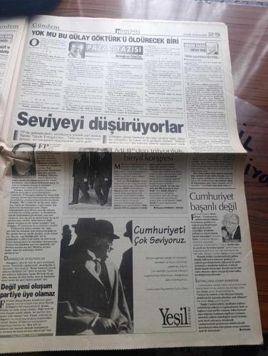 Hürriyet Gazetesi - Turkish Newspaper - 29 Ekim 2000 - Bugün 29 Ekim Cumhuriyet Bayramı Cumhuriyetin 77. Kuruluş yıldönümünü coşkuyla kutluyoruz - Cumhurbaşkanı Ahmet Necdet Sezer TBMM'de kutlamaları kabul edecek - bu yılki Cumhuriyet Bayramı törenlerinde Kuvayi milliye Derneği üyelerine üniforma giyme ve silah taşıma yasağı getirildi - ABD Başkanı Bill Clinton Türkiye'nin 29 Ekim Cumhuriyet Bayramını kutladı - Atatürk'ün yatı Savarona'nın çıplak ünlüleri fotoğraf - kutlu olsun ama yazan Emin Çölaşan - Cumhuriyet ve yeni liderlik yazan Zeynep Atikkan - D&R Cumhuriyetin 77'inci yılı kutlu olsun - Dufy gömlek ATA'mızla Yaka'mızla gurur duyuyoruz - Atatürk'ün manevi kızı Ülkü Adatepe'nin köşesi - ADD öncülüğünde 24 saat aralıksız söylev okuma etkinliği başladı - HADEP ilk kez Cumhuriyet Bayramı kutlamalarında - Fazilet Partisi genel başkanı Recai Kutan Cumhuriyet başarılı değil - Recep Tayyip Erdoğan'dan gelenekçilere tepki - sürekli Cumhuriyet yazan Ferai Tınç - 29 Ekim 1923