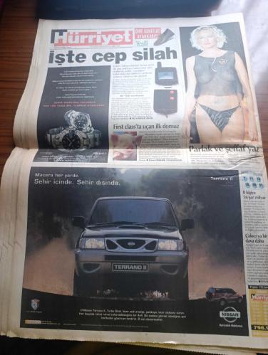 Hürriyet Gazetesi - Turkish Newspaper - 29 Ekim 2000 - Bugün 29 Ekim Cumhuriyet Bayramı Cumhuriyetin 77. Kuruluş yıldönümünü coşkuyla kutluyoruz - Cumhurbaşkanı Ahmet Necdet Sezer TBMM'de kutlamaları kabul edecek - bu yılki Cumhuriyet Bayramı törenlerinde Kuvayi milliye Derneği üyelerine üniforma giyme ve silah taşıma yasağı getirildi - ABD Başkanı Bill Clinton Türkiye'nin 29 Ekim Cumhuriyet Bayramını kutladı - Atatürk'ün yatı Savarona'nın çıplak ünlüleri fotoğraf - kutlu olsun ama yazan Emin Çölaşan - Cumhuriyet ve yeni liderlik yazan Zeynep Atikkan - D&R Cumhuriyetin 77'inci yılı kutlu olsun - Dufy gömlek ATA'mızla Yaka'mızla gurur duyuyoruz - Atatürk'ün manevi kızı Ülkü Adatepe'nin köşesi - ADD öncülüğünde 24 saat aralıksız söylev okuma etkinliği başladı - HADEP ilk kez Cumhuriyet Bayramı kutlamalarında - Fazilet Partisi genel başkanı Recai Kutan Cumhuriyet başarılı değil - Recep Tayyip Erdoğan'dan gelenekçilere tepki - sürekli Cumhuriyet yazan Ferai Tınç - 29 Ekim 1923