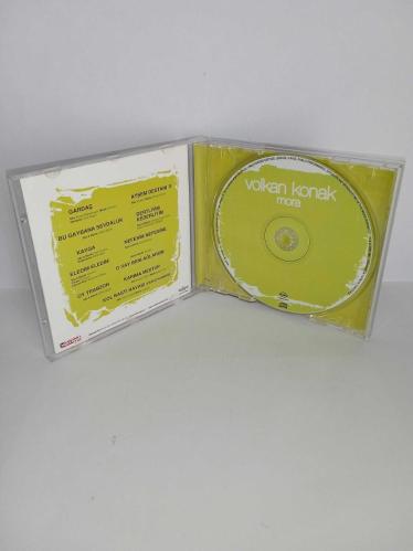 Cd Volkan Konak Mora albümü. Orijinal. Disk ve kartonet tertemiz. Sorunsuz çalışıyor. Koleksiyonluk