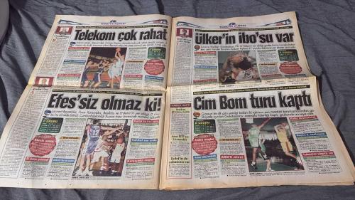 FANATİK BASKET HAFTALIK BASKETBOL GAZETESİ TURKISH NEWSPAPER - DOĞUM GÜNÜ HEDİYESİ  - TAM TAKIM EKSİKSİZ GAZETE   7-13 EKİM - 2003 - 358 -  FINAL-FOUR YOLCULARI - SEVİNCİMSİN MUTLULUKSUN - YEPYENİ KAF KAF - BASKETBOLUN GERÇEK KRALİÇESİ - SANA ÖYLE HASRETİM Kİ - HAZIRLANIN BEYLER!.. - BIR SUÇLU ARANIYOR - YENİ SEZON ESKİ TABLO - METİN OYAK RENAULT TEKEL TELEKOM ÇOK RAHAT - UFAK SAHNEYE ÇIKTI - ÜLKER'İN İBO'SU VAR - FENER'E TOFAŞ ÇARPTI - UYUM TAMAM - ERKAN KANARYA'YI UÇURDU - ŞEMSETTİN ŞOV - ANKARALILAR KAPIŞTI - EFES'SİZ OLMAZ Kİ! - KARTAL BU KEZ UÇTU - KLASİK SONUÇ - EL AMİN YETMEZ - ERDEMİR'DEN BU KADAR - KAF-KAF SON ANDA - ERMAL SIRTLADI - KARŞIYAKA COŞTU - CIM BOM TURU KAPTI - KOLEJ DİRENEMEDİ - ASLAN KÖTÜ BAŞLADI - ABD'Lİ ATEŞİ - DAÇKA 2. UZATMADA - TUBORG'UN SÜRPRİZİ VAR - İSYAN BAŞLAMADAN SONA ERDI - MURAT AŞIK - METIN AŞIK - HÜSEYİN YAVUZ - AYDIN ÖRS - ÜMİT AVCI - İBRAHİM KUTLUAY - EL AMİN - ERMAL - RESTATAL FREM - ERKAN - ŞEMSETTİN - MEHMET ALİ YALÇINDAĞ - MEHMET Y. YILMAZ -