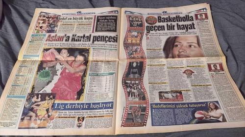 FANATİK BASKET HAFTALIK BASKETBOL GAZETESİ TURKISH NEWSPAPER - DOĞUM GÜNÜ HEDİYESİ  - TAM TAKIM EKSİKSİZ GAZETE   7-13 EKİM - 2003 - 358 -  FINAL-FOUR YOLCULARI - SEVİNCİMSİN MUTLULUKSUN - YEPYENİ KAF KAF - BASKETBOLUN GERÇEK KRALİÇESİ - SANA ÖYLE HASRETİM Kİ - HAZIRLANIN BEYLER!.. - BIR SUÇLU ARANIYOR - YENİ SEZON ESKİ TABLO - METİN OYAK RENAULT TEKEL TELEKOM ÇOK RAHAT - UFAK SAHNEYE ÇIKTI - ÜLKER'İN İBO'SU VAR - FENER'E TOFAŞ ÇARPTI - UYUM TAMAM - ERKAN KANARYA'YI UÇURDU - ŞEMSETTİN ŞOV - ANKARALILAR KAPIŞTI - EFES'SİZ OLMAZ Kİ! - KARTAL BU KEZ UÇTU - KLASİK SONUÇ - EL AMİN YETMEZ - ERDEMİR'DEN BU KADAR - KAF-KAF SON ANDA - ERMAL SIRTLADI - KARŞIYAKA COŞTU - CIM BOM TURU KAPTI - KOLEJ DİRENEMEDİ - ASLAN KÖTÜ BAŞLADI - ABD'Lİ ATEŞİ - DAÇKA 2. UZATMADA - TUBORG'UN SÜRPRİZİ VAR - İSYAN BAŞLAMADAN SONA ERDI - MURAT AŞIK - METIN AŞIK - HÜSEYİN YAVUZ - AYDIN ÖRS - ÜMİT AVCI - İBRAHİM KUTLUAY - EL AMİN - ERMAL - RESTATAL FREM - ERKAN - ŞEMSETTİN - MEHMET ALİ YALÇINDAĞ - MEHMET Y. YILMAZ -