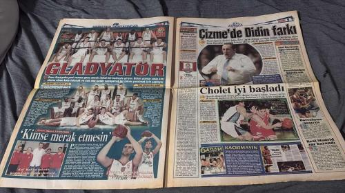 FANATİK BASKET HAFTALIK BASKETBOL GAZETESİ TURKISH NEWSPAPER - DOĞUM GÜNÜ HEDİYESİ  - TAM TAKIM EKSİKSİZ GAZETE   7-13 EKİM - 2003 - 358 -  FINAL-FOUR YOLCULARI - SEVİNCİMSİN MUTLULUKSUN - YEPYENİ KAF KAF - BASKETBOLUN GERÇEK KRALİÇESİ - SANA ÖYLE HASRETİM Kİ - HAZIRLANIN BEYLER!.. - BIR SUÇLU ARANIYOR - YENİ SEZON ESKİ TABLO - METİN OYAK RENAULT TEKEL TELEKOM ÇOK RAHAT - UFAK SAHNEYE ÇIKTI - ÜLKER'İN İBO'SU VAR - FENER'E TOFAŞ ÇARPTI - UYUM TAMAM - ERKAN KANARYA'YI UÇURDU - ŞEMSETTİN ŞOV - ANKARALILAR KAPIŞTI - EFES'SİZ OLMAZ Kİ! - KARTAL BU KEZ UÇTU - KLASİK SONUÇ - EL AMİN YETMEZ - ERDEMİR'DEN BU KADAR - KAF-KAF SON ANDA - ERMAL SIRTLADI - KARŞIYAKA COŞTU - CIM BOM TURU KAPTI - KOLEJ DİRENEMEDİ - ASLAN KÖTÜ BAŞLADI - ABD'Lİ ATEŞİ - DAÇKA 2. UZATMADA - TUBORG'UN SÜRPRİZİ VAR - İSYAN BAŞLAMADAN SONA ERDI - MURAT AŞIK - METIN AŞIK - HÜSEYİN YAVUZ - AYDIN ÖRS - ÜMİT AVCI - İBRAHİM KUTLUAY - EL AMİN - ERMAL - RESTATAL FREM - ERKAN - ŞEMSETTİN - MEHMET ALİ YALÇINDAĞ - MEHMET Y. YILMAZ -