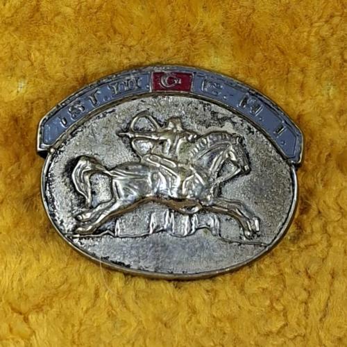 ANTİKA AT ÜSTÜNDE GERİYE DOĞRU OK ATAN TÜRK SÜVARİ ASKERİ KABARTMA TASVİRLİ , AYYILDIZ LOGOLU BROŞ , İĞNE