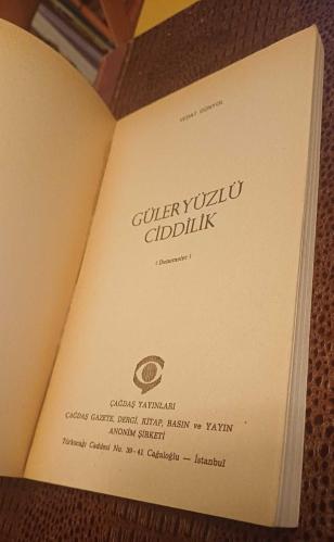 GÜLERYÜZLÜ CİDDİLİK
