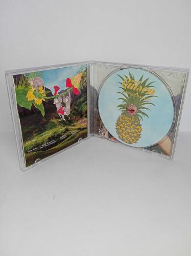 CD Gülşen bangır bangır albümü. Orijinal. Dinlemeyi etkilemeyen yoğun çizikler ile kartonetindeki sayfalarda leke ve yıpranmalar var. CD sorunsuz çalışıyor.