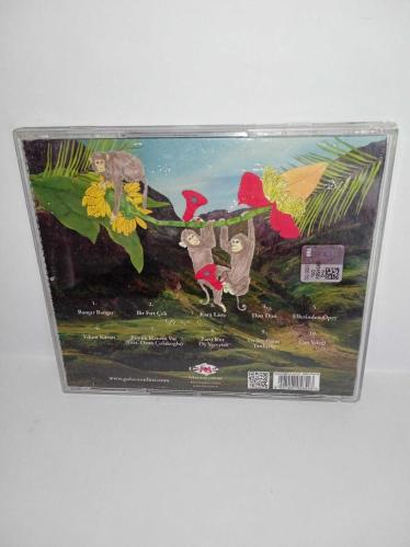 CD Gülşen bangır bangır albümü. Orijinal. Dinlemeyi etkilemeyen yoğun çizikler ile kartonetindeki sayfalarda leke ve yıpranmalar var. CD sorunsuz çalışıyor.