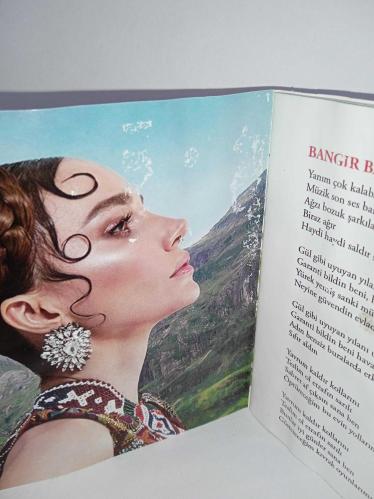 CD Gülşen bangır bangır albümü. Orijinal. Dinlemeyi etkilemeyen yoğun çizikler ile kartonetindeki sayfalarda leke ve yıpranmalar var. CD sorunsuz çalışıyor.