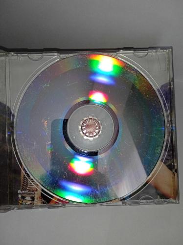 CD Gülşen bangır bangır albümü. Orijinal. Dinlemeyi etkilemeyen yoğun çizikler ile kartonetindeki sayfalarda leke ve yıpranmalar var. CD sorunsuz çalışıyor.