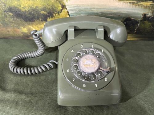 Yeşil renk antika çevirmeli telefon