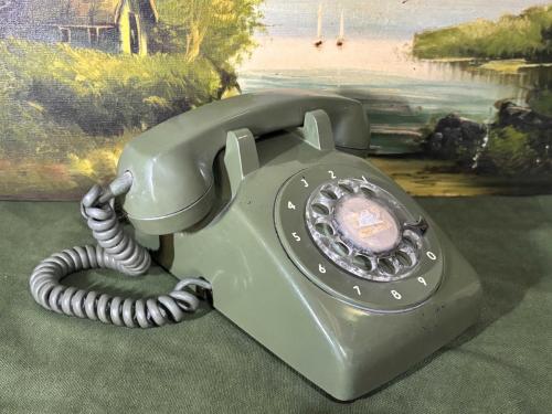Yeşil renk antika çevirmeli telefon
