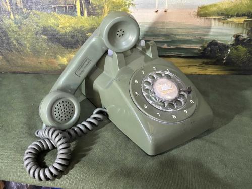 Yeşil renk antika çevirmeli telefon