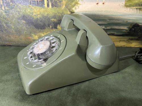 Yeşil renk antika çevirmeli telefon