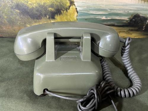 Yeşil renk antika çevirmeli telefon
