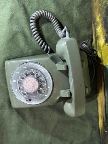 Yeşil renk antika çevirmeli telefon