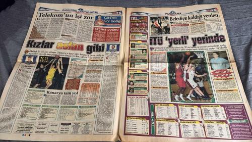FANATİK BASKET HAFTALIK BASKETBOL GAZETESİ TURKISH NEWSPAPER - DOĞUM GÜNÜ HEDİYESİ  - TAM TAKIM EKSİKSİZ GAZETE 9-15- KASIM   - 2004  - 415 - AYDIN ÖRS İLE ONE ON ONE  - CUMHURBAŞKANLIĞI EFES'İN  - SEZONUN İLK KUPASI LACİVERT-BEYAZLILARIN OLDU  - KIZLARDA KUPA ERDEMİR'İN  - EFES PİLSEN, ÜLKER'İ BURUK BİR MÜCADELENİN ARDINDAN DEVİREREK KUPAYI MÜZESİNE GÖTÜRDÜ  - TÜRKİYE KUPASI'NDA FENERBAHÇE RÜZGARI  - TARAF OLMAK  - AVRUPA YOLCULUĞU BAŞLIYOR  - LİGİN EN GENÇ ANTRENÖRÜ OKAN ÇEVİK  - BÜYÜK HEDEF AVRUPA  - BANVİT GUARDINI YENİLEDİ  - TELEKOM'A YENİ GUARD  - KAMP DÖNEMİ BAŞLADI  - MEHMET OKUR UTAH JAZZ MEDYA GÜNÜNDE EN ÇOK İLGİ ÇEKEN İSİMDİ  - HİDAYET TÜRKOĞLU ORLANDO MAGIC KAMPIYLA BÜTÜNLEŞTİ  - WNBA'DE ŞAMPİYON SEATTLE STORM  - BETTY LENNOX EN DEĞERLİ OYUNCU SEÇİLDİ  - AYDIN ÖRS  - YILDIRIM DEMİRÖREN  - MEHMET ALİ ŞAHİN  - CEM ATABEYOĞLU  - MEHMET BATURALP  - ASIM  - JENSEN  - SUNDERS  - PHILLIPS  - ENGİN  - HAKAN KÖSEOĞLU  - BARIŞ ÖZCAN  - ROBERSON  - ESAT YILMAER  - JOHNSON  -