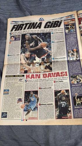 FANATİK BASKET HAFTALIK BASKETBOL GAZETESİ TURKISH NEWSPAPER - DOĞUM GÜNÜ HEDİYESİ  - TAM TAKIM EKSİKSİZ GAZETE 9-15- KASIM   - 2004  - 415 - AYDIN ÖRS İLE ONE ON ONE  - CUMHURBAŞKANLIĞI EFES'İN  - SEZONUN İLK KUPASI LACİVERT-BEYAZLILARIN OLDU  - KIZLARDA KUPA ERDEMİR'İN  - EFES PİLSEN, ÜLKER'İ BURUK BİR MÜCADELENİN ARDINDAN DEVİREREK KUPAYI MÜZESİNE GÖTÜRDÜ  - TÜRKİYE KUPASI'NDA FENERBAHÇE RÜZGARI  - TARAF OLMAK  - AVRUPA YOLCULUĞU BAŞLIYOR  - LİGİN EN GENÇ ANTRENÖRÜ OKAN ÇEVİK  - BÜYÜK HEDEF AVRUPA  - BANVİT GUARDINI YENİLEDİ  - TELEKOM'A YENİ GUARD  - KAMP DÖNEMİ BAŞLADI  - MEHMET OKUR UTAH JAZZ MEDYA GÜNÜNDE EN ÇOK İLGİ ÇEKEN İSİMDİ  - HİDAYET TÜRKOĞLU ORLANDO MAGIC KAMPIYLA BÜTÜNLEŞTİ  - WNBA'DE ŞAMPİYON SEATTLE STORM  - BETTY LENNOX EN DEĞERLİ OYUNCU SEÇİLDİ  - AYDIN ÖRS  - YILDIRIM DEMİRÖREN  - MEHMET ALİ ŞAHİN  - CEM ATABEYOĞLU  - MEHMET BATURALP  - ASIM  - JENSEN  - SUNDERS  - PHILLIPS  - ENGİN  - HAKAN KÖSEOĞLU  - BARIŞ ÖZCAN  - ROBERSON  - ESAT YILMAER  - JOHNSON  -
