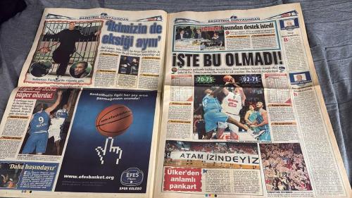 FANATİK BASKET HAFTALIK BASKETBOL GAZETESİ TURKISH NEWSPAPER - DOĞUM GÜNÜ HEDİYESİ  - TAM TAKIM EKSİKSİZ GAZETE 16-22 KASIM   - 2004  - 416 -  İKİMİZİN DE EKSİĞİ AYNI - EFESLİ SOLOMON, 'BENİM DE EKSİĞİM AYNEN EFES GİBİ EUROLEAGUE ŞAMPİYONLUĞU' DEDİ - DEMİREL BASINDAN DESTEK İSTEDİ - FEDERASYON BAŞKANI, 2010 OKREM BİR WOON MALEZYA TURU ÖNCESİNDE BASINDAN DESTEK DEDİ - İŞTE BU OLMADI! - EUROLEAGUE'E GALİBİYETLE BAŞLAYAN TEMSİLCİLERİMİZ, İKİNCİ MAÇLARINI HÜSRANLA KAPADI - ABDİ İPEKÇİ'DE PAU ORTHEZ'E YENİLEN ÜLKER BÜYÜK BİR ŞOK YAŞARKEN, EFES İTALYA'DA KAYIPLARDAYDI - SOLOMON TÜRKİYE'DE RÜYADA GİBİ - LİGDE DE DOLSA SÜPER OLURDU! - SOLOMON - DEMİREL - CEM ATABEYOĞLU - BİRCE BOZER - A. TUNCA - İSMET BADEM - DICKEL - ERDEMİR