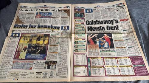 FANATİK BASKET HAFTALIK BASKETBOL GAZETESİ TURKISH NEWSPAPER - DOĞUM GÜNÜ HEDİYESİ  - TAM TAKIM EKSİKSİZ GAZETE 16-22 KASIM   - 2004  - 416 -  İKİMİZİN DE EKSİĞİ AYNI - EFESLİ SOLOMON, 'BENİM DE EKSİĞİM AYNEN EFES GİBİ EUROLEAGUE ŞAMPİYONLUĞU' DEDİ - DEMİREL BASINDAN DESTEK İSTEDİ - FEDERASYON BAŞKANI, 2010 OKREM BİR WOON MALEZYA TURU ÖNCESİNDE BASINDAN DESTEK DEDİ - İŞTE BU OLMADI! - EUROLEAGUE'E GALİBİYETLE BAŞLAYAN TEMSİLCİLERİMİZ, İKİNCİ MAÇLARINI HÜSRANLA KAPADI - ABDİ İPEKÇİ'DE PAU ORTHEZ'E YENİLEN ÜLKER BÜYÜK BİR ŞOK YAŞARKEN, EFES İTALYA'DA KAYIPLARDAYDI - SOLOMON TÜRKİYE'DE RÜYADA GİBİ - LİGDE DE DOLSA SÜPER OLURDU! - SOLOMON - DEMİREL - CEM ATABEYOĞLU - BİRCE BOZER - A. TUNCA - İSMET BADEM - DICKEL - ERDEMİR