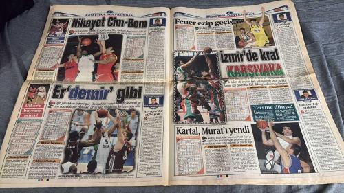 FANATİK BASKET HAFTALIK BASKETBOL GAZETESİ TURKISH NEWSPAPER - DOĞUM GÜNÜ HEDİYESİ  - TAM TAKIM EKSİKSİZ GAZETE 16-22 KASIM   - 2004  - 416 -  İKİMİZİN DE EKSİĞİ AYNI - EFESLİ SOLOMON, 'BENİM DE EKSİĞİM AYNEN EFES GİBİ EUROLEAGUE ŞAMPİYONLUĞU' DEDİ - DEMİREL BASINDAN DESTEK İSTEDİ - FEDERASYON BAŞKANI, 2010 OKREM BİR WOON MALEZYA TURU ÖNCESİNDE BASINDAN DESTEK DEDİ - İŞTE BU OLMADI! - EUROLEAGUE'E GALİBİYETLE BAŞLAYAN TEMSİLCİLERİMİZ, İKİNCİ MAÇLARINI HÜSRANLA KAPADI - ABDİ İPEKÇİ'DE PAU ORTHEZ'E YENİLEN ÜLKER BÜYÜK BİR ŞOK YAŞARKEN, EFES İTALYA'DA KAYIPLARDAYDI - SOLOMON TÜRKİYE'DE RÜYADA GİBİ - LİGDE DE DOLSA SÜPER OLURDU! - SOLOMON - DEMİREL - CEM ATABEYOĞLU - BİRCE BOZER - A. TUNCA - İSMET BADEM - DICKEL - ERDEMİR