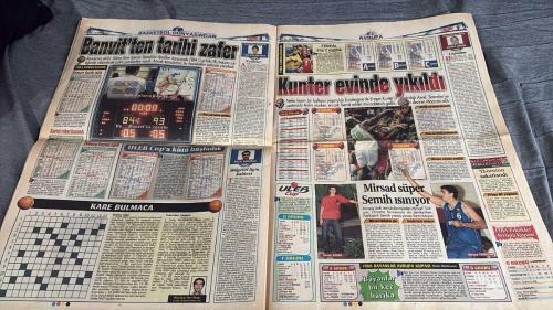 FANATİK BASKET HAFTALIK BASKETBOL GAZETESİ TURKISH NEWSPAPER - DOĞUM GÜNÜ HEDİYESİ  - TAM TAKIM EKSİKSİZ GAZETE 16-22 KASIM   - 2004  - 416 -  İKİMİZİN DE EKSİĞİ AYNI - EFESLİ SOLOMON, 'BENİM DE EKSİĞİM AYNEN EFES GİBİ EUROLEAGUE ŞAMPİYONLUĞU' DEDİ - DEMİREL BASINDAN DESTEK İSTEDİ - FEDERASYON BAŞKANI, 2010 OKREM BİR WOON MALEZYA TURU ÖNCESİNDE BASINDAN DESTEK DEDİ - İŞTE BU OLMADI! - EUROLEAGUE'E GALİBİYETLE BAŞLAYAN TEMSİLCİLERİMİZ, İKİNCİ MAÇLARINI HÜSRANLA KAPADI - ABDİ İPEKÇİ'DE PAU ORTHEZ'E YENİLEN ÜLKER BÜYÜK BİR ŞOK YAŞARKEN, EFES İTALYA'DA KAYIPLARDAYDI - SOLOMON TÜRKİYE'DE RÜYADA GİBİ - LİGDE DE DOLSA SÜPER OLURDU! - SOLOMON - DEMİREL - CEM ATABEYOĞLU - BİRCE BOZER - A. TUNCA - İSMET BADEM - DICKEL - ERDEMİR