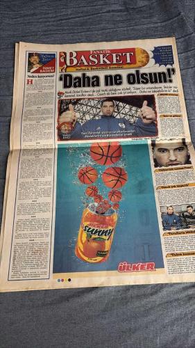 FANATİK BASKET HAFTALIK BASKETBOL GAZETESİ TURKISH NEWSPAPER - DOĞUM GÜNÜ HEDİYESİ  - TAM TAKIM EKSİKSİZ GAZETE 16-22 KASIM   - 2004  - 416 -  İKİMİZİN DE EKSİĞİ AYNI - EFESLİ SOLOMON, 'BENİM DE EKSİĞİM AYNEN EFES GİBİ EUROLEAGUE ŞAMPİYONLUĞU' DEDİ - DEMİREL BASINDAN DESTEK İSTEDİ - FEDERASYON BAŞKANI, 2010 OKREM BİR WOON MALEZYA TURU ÖNCESİNDE BASINDAN DESTEK DEDİ - İŞTE BU OLMADI! - EUROLEAGUE'E GALİBİYETLE BAŞLAYAN TEMSİLCİLERİMİZ, İKİNCİ MAÇLARINI HÜSRANLA KAPADI - ABDİ İPEKÇİ'DE PAU ORTHEZ'E YENİLEN ÜLKER BÜYÜK BİR ŞOK YAŞARKEN, EFES İTALYA'DA KAYIPLARDAYDI - SOLOMON TÜRKİYE'DE RÜYADA GİBİ - LİGDE DE DOLSA SÜPER OLURDU! - SOLOMON - DEMİREL - CEM ATABEYOĞLU - BİRCE BOZER - A. TUNCA - İSMET BADEM - DICKEL - ERDEMİR