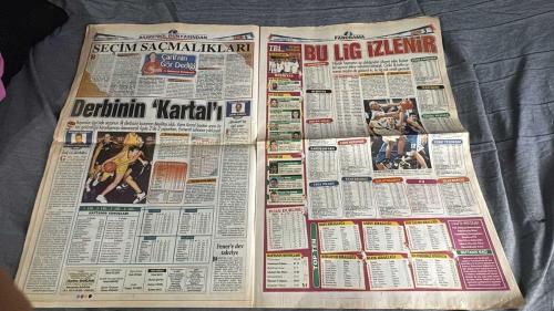 FANATİK BASKET HAFTALIK BASKETBOL GAZETESİ TURKISH NEWSPAPER - DOĞUM GÜNÜ HEDİYESİ  - TAM TAKIM EKSİKSİZ GAZETE  26 EKİM - 1 KASIM   - 2004  - 413 -BANVİT KENDİNE GELDİ  - CUMHURBAŞKANLIĞI KUPASI  - 4 ÇEKER ÜLKER!  - ALKIŞLARIMIZ KIZLARIMIZA  - TUBORG FIRTINA GİBİ  - CUMHURİYET TURNUVASI  - KEMAL TUNÇERİ İTÜ'DE  - HEDEFİMİZ KÜÇÜLMEDİ  - FENER  - SEÇİM SAÇMALIKLARI  - ÇARLİ'NİN GÖR DEDİĞİ  - DERBİNİN 'KARTAL'I  - VE DERBİLER  - AHMET'İN İŞİ ZOR  - FENER'E DEV TAKVİYE  - BU LİG İZLENİR  - EFES GÜLE OYNAYA ASLAN'DAN ÇIT ÇIKMADI  - BEŞİKTAŞ YİNE SÜPER  - ISPARTALI KANARYA  - KEREM GÖNLÜM  - ATABEYOĞLU  - TURGAY  - SANDERS  - DİGNE ÖZYURT  - KEMAL TUNÇERİ  - DEMİRBİLEK  - TURGAY ÖRME  - ESMERAL  - AYDIN DOĞAN  - İSMET BADEM  - TURGAY TÜYSÜZ  - ATAKAN  - AVCI  - AVNİ ERBOY  - AHMET  - RAVOLKEN  - AYDIN  - TÜRKAY YENER  - KAZİNOSKAS  - VİDAL  - IDİNANDY  - TRİANO  - HİDAYET  - MELO  - BLAİR  - CEM BOLMETEPE  - LARRY BROWN  - RİCK CARLİSLE  - SHAQUİLLE O'NEAL  - ALLEN IVERSON  - STAN VAN GU  -