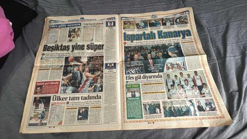 FANATİK BASKET HAFTALIK BASKETBOL GAZETESİ TURKISH NEWSPAPER - DOĞUM GÜNÜ HEDİYESİ  - TAM TAKIM EKSİKSİZ GAZETE  26 EKİM - 1 KASIM   - 2004  - 413 -BANVİT KENDİNE GELDİ  - CUMHURBAŞKANLIĞI KUPASI  - 4 ÇEKER ÜLKER!  - ALKIŞLARIMIZ KIZLARIMIZA  - TUBORG FIRTINA GİBİ  - CUMHURİYET TURNUVASI  - KEMAL TUNÇERİ İTÜ'DE  - HEDEFİMİZ KÜÇÜLMEDİ  - FENER  - SEÇİM SAÇMALIKLARI  - ÇARLİ'NİN GÖR DEDİĞİ  - DERBİNİN 'KARTAL'I  - VE DERBİLER  - AHMET'İN İŞİ ZOR  - FENER'E DEV TAKVİYE  - BU LİG İZLENİR  - EFES GÜLE OYNAYA ASLAN'DAN ÇIT ÇIKMADI  - BEŞİKTAŞ YİNE SÜPER  - ISPARTALI KANARYA  - KEREM GÖNLÜM  - ATABEYOĞLU  - TURGAY  - SANDERS  - DİGNE ÖZYURT  - KEMAL TUNÇERİ  - DEMİRBİLEK  - TURGAY ÖRME  - ESMERAL  - AYDIN DOĞAN  - İSMET BADEM  - TURGAY TÜYSÜZ  - ATAKAN  - AVCI  - AVNİ ERBOY  - AHMET  - RAVOLKEN  - AYDIN  - TÜRKAY YENER  - KAZİNOSKAS  - VİDAL  - IDİNANDY  - TRİANO  - HİDAYET  - MELO  - BLAİR  - CEM BOLMETEPE  - LARRY BROWN  - RİCK CARLİSLE  - SHAQUİLLE O'NEAL  - ALLEN IVERSON  - STAN VAN GU  -