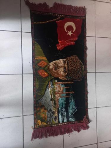 ATATÜRK GÖRSELLİ DUVAR HALISI 1950-1960'LARDAN ATATÜRK, ANITKABİR VE TÜRK BAYRAĞI GÖRSELLİ KADİFE DUVAR HALISI.  EBAT: 115 X 50 CM