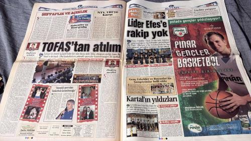 FANATİK BASKET HAFTALIK BASKETBOL GAZETESİ TURKISH NEWSPAPER - DOĞUM GÜNÜ HEDİYESİ  - TAM TAKIM EKSİKSİZ GAZETE  - 23-29 MAYIS  2006 -495-DEVLER SAHNEDE - HERKES KADAR - EN BÜYÜK MAÇ - FENER'E ADAPTE ATTIM - REAL MADRID'DEN KAZAN'A GİDİŞ - MAVİKUPA FATİHİ - MAVİ JEANS'İN 9. KEZ DÜZENLEDİĞİ MAVİKUPA SAHİBİNİ BULDU - YERİLE ÜNİVERSİTE - ÜÇÜNCÜ YEDİTEPE ÜNİVERSİTESİ - ŞEFFAFLIK VE AÇIKLIK - HAKEMLER VE FİNAL GRUBU - TOFAŞ'TAN ATILIM - NTV TBL'YE KARŞI - BALIKESİR HAREKATI - YETENEKLİ SPORCULARI BASKETBOLA KAZANDIRACAĞIZ - LİDER EFES'E RAKİP YOK - YILDIZ ERKEKLER FİNAL GRUBU'NDA İSTANBUL ŞAMPİYONLUĞUNU LİG BİTMEDEN GARANTİLEYEN EFES PİLSEN, ÜLKERSPOR'U LİG MARATONUNDA BİR KEZ DAHA YENEREK NAMAĞLUP UNVANINI DEVAM ETTİRDİ - BAŞA BAŞ MÜCADELE - ÜLKER DİRENEMEDİ - AZİZ YILDIRIM - ANIL BOZBOY - BATTAL DURUSEL - İNSAN BAYÜLKEN - UMUTCAN ÖZYILDIRIM - ERDAL ERDİNÇ - MURATCAN GÜLER - AYDIN DOĞAN - HANZADE DOĞAN - NECİL ÜLGEN - İSMET BADEM - CAN UYGUÇ - TURGAY TÜYSÜZ - ÜMİT AVCI - BÜLENT AVCI -