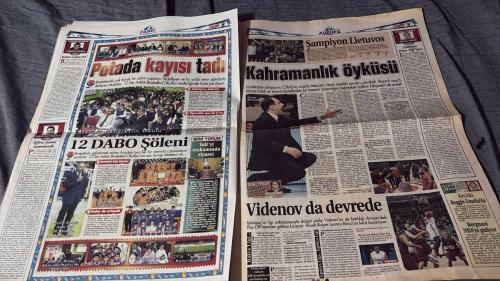 FANATİK BASKET HAFTALIK BASKETBOL GAZETESİ TURKISH NEWSPAPER - DOĞUM GÜNÜ HEDİYESİ  - TAM TAKIM EKSİKSİZ GAZETE  - 23-29 MAYIS  2006 -495-DEVLER SAHNEDE - HERKES KADAR - EN BÜYÜK MAÇ - FENER'E ADAPTE ATTIM - REAL MADRID'DEN KAZAN'A GİDİŞ - MAVİKUPA FATİHİ - MAVİ JEANS'İN 9. KEZ DÜZENLEDİĞİ MAVİKUPA SAHİBİNİ BULDU - YERİLE ÜNİVERSİTE - ÜÇÜNCÜ YEDİTEPE ÜNİVERSİTESİ - ŞEFFAFLIK VE AÇIKLIK - HAKEMLER VE FİNAL GRUBU - TOFAŞ'TAN ATILIM - NTV TBL'YE KARŞI - BALIKESİR HAREKATI - YETENEKLİ SPORCULARI BASKETBOLA KAZANDIRACAĞIZ - LİDER EFES'E RAKİP YOK - YILDIZ ERKEKLER FİNAL GRUBU'NDA İSTANBUL ŞAMPİYONLUĞUNU LİG BİTMEDEN GARANTİLEYEN EFES PİLSEN, ÜLKERSPOR'U LİG MARATONUNDA BİR KEZ DAHA YENEREK NAMAĞLUP UNVANINI DEVAM ETTİRDİ - BAŞA BAŞ MÜCADELE - ÜLKER DİRENEMEDİ - AZİZ YILDIRIM - ANIL BOZBOY - BATTAL DURUSEL - İNSAN BAYÜLKEN - UMUTCAN ÖZYILDIRIM - ERDAL ERDİNÇ - MURATCAN GÜLER - AYDIN DOĞAN - HANZADE DOĞAN - NECİL ÜLGEN - İSMET BADEM - CAN UYGUÇ - TURGAY TÜYSÜZ - ÜMİT AVCI - BÜLENT AVCI -