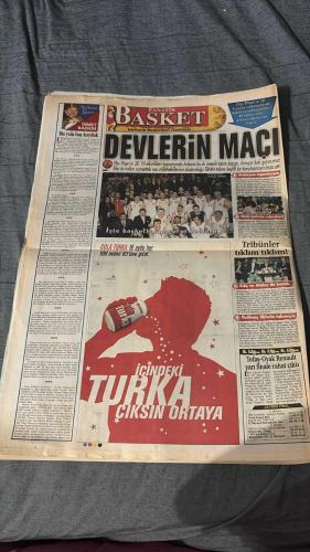 FANATİK BASKET HAFTALIK BASKETBOL GAZETESİ TURKISH NEWSPAPER - DOĞUM GÜNÜ HEDİYESİ  - TAM TAKIM EKSİKSİZ GAZETE  - 23-29 MAYIS  2006 -495-DEVLER SAHNEDE - HERKES KADAR - EN BÜYÜK MAÇ - FENER'E ADAPTE ATTIM - REAL MADRID'DEN KAZAN'A GİDİŞ - MAVİKUPA FATİHİ - MAVİ JEANS'İN 9. KEZ DÜZENLEDİĞİ MAVİKUPA SAHİBİNİ BULDU - YERİLE ÜNİVERSİTE - ÜÇÜNCÜ YEDİTEPE ÜNİVERSİTESİ - ŞEFFAFLIK VE AÇIKLIK - HAKEMLER VE FİNAL GRUBU - TOFAŞ'TAN ATILIM - NTV TBL'YE KARŞI - BALIKESİR HAREKATI - YETENEKLİ SPORCULARI BASKETBOLA KAZANDIRACAĞIZ - LİDER EFES'E RAKİP YOK - YILDIZ ERKEKLER FİNAL GRUBU'NDA İSTANBUL ŞAMPİYONLUĞUNU LİG BİTMEDEN GARANTİLEYEN EFES PİLSEN, ÜLKERSPOR'U LİG MARATONUNDA BİR KEZ DAHA YENEREK NAMAĞLUP UNVANINI DEVAM ETTİRDİ - BAŞA BAŞ MÜCADELE - ÜLKER DİRENEMEDİ - AZİZ YILDIRIM - ANIL BOZBOY - BATTAL DURUSEL - İNSAN BAYÜLKEN - UMUTCAN ÖZYILDIRIM - ERDAL ERDİNÇ - MURATCAN GÜLER - AYDIN DOĞAN - HANZADE DOĞAN - NECİL ÜLGEN - İSMET BADEM - CAN UYGUÇ - TURGAY TÜYSÜZ - ÜMİT AVCI - BÜLENT AVCI -