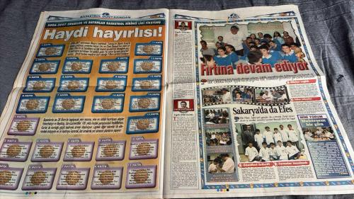 FANATİK BASKET HAFTALIK BASKETBOL GAZETESİ TURKISH NEWSPAPER - DOĞUM GÜNÜ HEDİYESİ  - TAM TAKIM EKSİKSİZ GAZETE  15-21AĞUSTOS  2006 SAYI : 507 -  KEREM GÖNLÜM SAVAŞA HAZIR - FİKSTÜRLER BELİRLENDİ TAKIMLARI TANIYALIM - YILDIZLAR PARLIOR - HAFTALIK BASKETBOL GAZETESİ - BÜTÜN DÜNYA BUNA İNANSA - PERDE AÇILIYOR! - DÜNYA ŞAMPİYONASI MAÇ PROGRAMI BAŞLIYOR... - A GRUBU - B GRUBU - C GRUBU - D GRUBU - DÜNYA REKORLARI - EN ÇOK SAYI ATAN OYUNCU - MAÇTA EN ÇOK SAYI ATAN OYUNCU - EN ÇOK MADALYA KAZANAN OYUNCU - MADALYA SIRALAMASI - BASKETBOL DÜNYASINDAN - KORE'DE 'DEV'LEŞTİK - FİNAL HAFTASI - EFES KRALLIĞI - ENDER, EFES'LE YOL AYRIMINDA - KULÜP ARAYIŞINDA - İTALYA YOLCUSU - BEYKOZSPOR'DA BAYÜLKEN DEVRİ - YEP YENİ BİR YÖNETİM - KEREM GÖNLÜM - ENDER ARSLAN - ENDER - ENGİN KATTANALP - ZEKI CAN - İHSAN BAYÜLKEN - BURÇİN BADEM - MEHMET BATURALP - KEREM GÖNLÜM - ÜMİT AVCI - MİTHAT DEMİREL - BATTAL DURUSEL - WILLINGHAM - TURKAY YENER - İSMET BADEM - HARRINGTON - AM TELLEM - MELO - REGGIE EVANS - DUNLEAVY