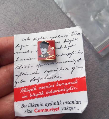 ATATÜRK TEMALI ROZET.SIFIR KOLEKSİYONLUK
