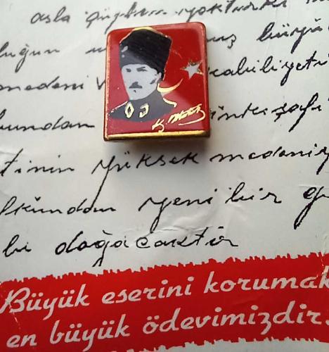 ATATÜRK TEMALI ROZET.SIFIR KOLEKSİYONLUK