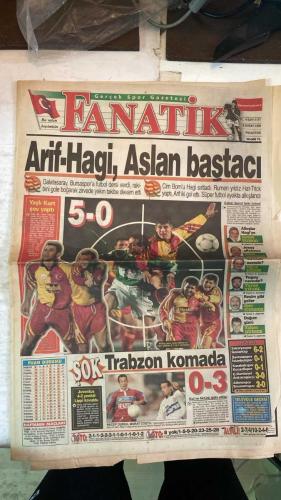 FANATİK SPOR GAZETESİ - TURKISH NEWSPAPER - DOĞUM GÜNÜ HEDİYESİ  - EKSİKSİZ TAM TAKIM GAZETE - 8 ŞUBAT 1999 - SAYI: 1177 - İSMET TONGO - OĞUZ DİZER - TURAN YÜCEL - METİN TÜKENMEZ - YALÇIN DUMER - CENGİZ KAPTAN - GERÇEK SPOR GAZETESİ - FANATİK - BU VATAN HEPİMİZİN - ARİF-HAGİ ASLAN BAŞTACI - YAŞLI KURT ŞOV YAPTI - CİM BOM’U HAGİ SIRTLADI - SOK TRABZON KOMADA - JUVENTUS 4-2 YENİLDİ LİPPİ KOVULDU - RECEP DURDU MURAT COŞTU - KALECİ ŞENOL FARKI ÖNLEDİ - KUL VE AKTÜRK İSTİFA ETTİLER - ALKIŞLAR HAGİ’YE - JESSY AFFETMEZ - TUGAY NEREDE - RESİM GİBİ GOLLER - DOĞUM GÜNÜ - TELEVOLE GECESİ - YİNE AYNI ŞARKI - HAGİ 12 GOLÜ ŞÜKÜR’Ü YAKALADI - HEPSİ DEVLEŞTİ - HAKAN’DAN ŞANSSIZLIK - GÜNÜN ADAMI HAGİ - KRALLIKTA GÖZÜM YOK - TUGAY’A MAKAS - TRABZONSPOR - GALATASARAY - FENERBAHÇE - BEŞİKTAŞ - KOCAELİSPOR - ALTAY - ADANASPOR - KARABÜKSPOR - BURSASPOR - ANTALYASPOR - SAKARYASPOR - ERZURUMSPOR - GENÇLERBİRLİĞİ - SAMSUNSPOR - ANKARAGÜCÜ - GALATASARAY 5-0 BURSASPOR - TRABZONSPOR 0-3 ALTAY - SAKARYASPOR 6-2 GA
