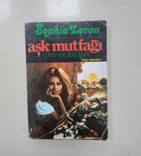 AŞK MUTFAĞI .. In Cucina con Amore ©1971 / In the Kitchen with Love ©1972.. Sophia Loren.. (İLK kitap / TEK baskı-1972).. Nostalji Kitaplığı : Mutfak