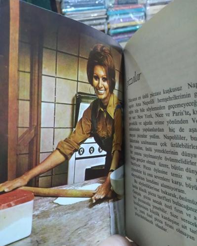 AŞK MUTFAĞI .. In Cucina con Amore ©1971 / In the Kitchen with Love ©1972.. Sophia Loren.. (İLK kitap / TEK baskı-1972).. Nostalji Kitaplığı : Mutfak