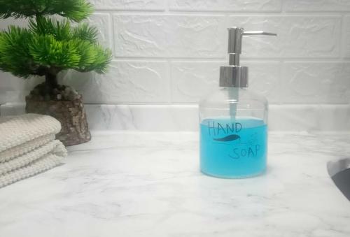 CAM SIVI SABUNLUK,EL SABUNU YAZILI 300ML BANYO SETİ  7,6X15,5CM