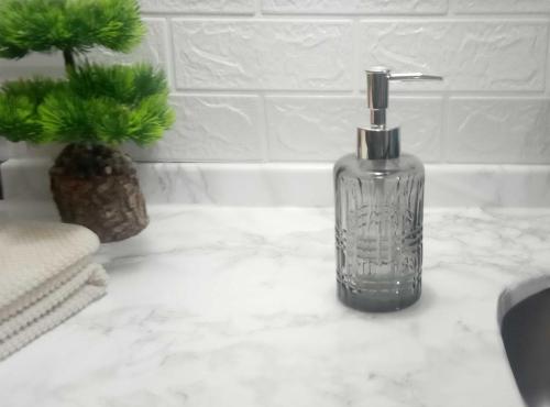 CAM SIVI SABUNLUK,KRİSTAL DESENLİ GRİ 300ML BANYO SETİ   6,8X17,6CM