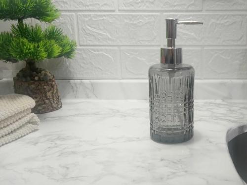 CAM SIVI SABUNLUK,KRİSTAL DESENLİ GRİ 300ML BANYO SETİ   6,8X17,6CM