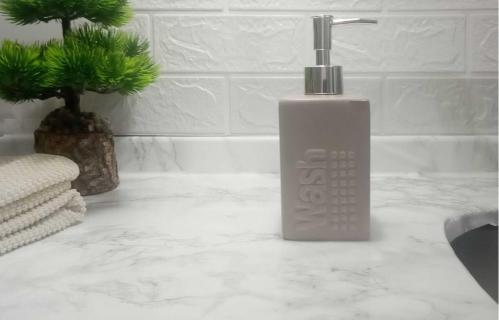 SERAMİK SIVI SABUNLUK BEJ MODERN 7X7X17CM 300ML BANYO SETİ