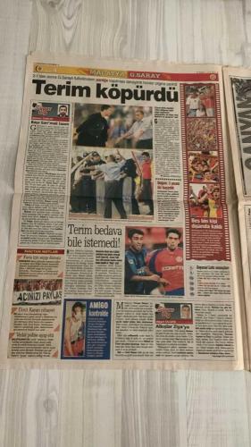 FOTOMAÇ SPOR GAZETESİ - TURKISH NEWSPAPER - DOĞUM GÜNÜ HEDİYESİ  - EKSİKSİZ TAM TAKIM GAZETE -1 EYLÜL 2002 PAZAR  HAKAN ŞÜKÜR - FATİH TERİM - HAKAN ÜNSAL - CHRISTIAN CORREA DIONISIO - ARİF ERDEM - ÜMİT KARAN - FAZLI TAN - FATİH TEKKE - WERNER LORANT - OĞUZ ÇETİN - AZİZ YILDIRIM - WASHINGTON - REVIVO - SERHAT AKIN - PASCAL NOUMA - DANIEL PANCU - TAYFUR HAVUTÇU - OSCAR CORDOBA - ÜMİT ÖZAT - HAYDAR PINARCI - DENİZ DERİNSU  HAKAN ŞÜKÜR’E TERİM TOKADI (GALATASARAY’A BEDAVA GELMEK İSTEDİ, TERİM REDDETTİ) - GALATASARAY-MALATYASPOR 2-2 (ARİF VE ÜMİT KARAN’IN GOLLERİ, FAZLI’NIN İKİ GOLÜYLE MALATYA BERABERLİĞİ ALDI) - TERİM’DEN FUTBOLCULARA FIRÇA (TELAŞLI OYUN ELEŞTİRİSİ) - TRABZONSPOR’UN İLK GALİBİYETİ (FATİH TEKKE’NİN GOLÜYLE) - BEŞİKTAŞ LİDERLİK YOLUNDA (PANCU VE TAYFUR’UN GOLLERİ, NOUMA TRİBÜNLERİ İNLETTİ) - FENERBAHÇE’DE BARIŞ (LORANT-ÇETİN İKİLİSİ DEVAM, DENİZLİSPOR MAÇINA ODAKLANILDI) - LORANT: “TARAFTAR İÇİN ÜZGÜNÜM, BİR DAHA OLMAYACAK” - FENERBAHÇE’DE TRANSFERDE SÜRPRİZ YOK (GUIGOU İDDİ