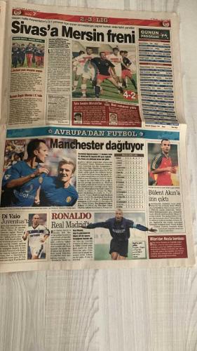 FOTOMAÇ SPOR GAZETESİ - TURKISH NEWSPAPER - DOĞUM GÜNÜ HEDİYESİ  - EKSİKSİZ TAM TAKIM GAZETE -1 EYLÜL 2002 PAZAR  HAKAN ŞÜKÜR - FATİH TERİM - HAKAN ÜNSAL - CHRISTIAN CORREA DIONISIO - ARİF ERDEM - ÜMİT KARAN - FAZLI TAN - FATİH TEKKE - WERNER LORANT - OĞUZ ÇETİN - AZİZ YILDIRIM - WASHINGTON - REVIVO - SERHAT AKIN - PASCAL NOUMA - DANIEL PANCU - TAYFUR HAVUTÇU - OSCAR CORDOBA - ÜMİT ÖZAT - HAYDAR PINARCI - DENİZ DERİNSU  HAKAN ŞÜKÜR’E TERİM TOKADI (GALATASARAY’A BEDAVA GELMEK İSTEDİ, TERİM REDDETTİ) - GALATASARAY-MALATYASPOR 2-2 (ARİF VE ÜMİT KARAN’IN GOLLERİ, FAZLI’NIN İKİ GOLÜYLE MALATYA BERABERLİĞİ ALDI) - TERİM’DEN FUTBOLCULARA FIRÇA (TELAŞLI OYUN ELEŞTİRİSİ) - TRABZONSPOR’UN İLK GALİBİYETİ (FATİH TEKKE’NİN GOLÜYLE) - BEŞİKTAŞ LİDERLİK YOLUNDA (PANCU VE TAYFUR’UN GOLLERİ, NOUMA TRİBÜNLERİ İNLETTİ) - FENERBAHÇE’DE BARIŞ (LORANT-ÇETİN İKİLİSİ DEVAM, DENİZLİSPOR MAÇINA ODAKLANILDI) - LORANT: “TARAFTAR İÇİN ÜZGÜNÜM, BİR DAHA OLMAYACAK” - FENERBAHÇE’DE TRANSFERDE SÜRPRİZ YOK (GUIGOU İDDİ