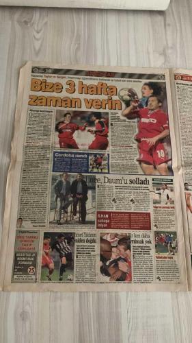 FOTOMAÇ SPOR GAZETESİ - TURKISH NEWSPAPER - DOĞUM GÜNÜ HEDİYESİ  - EKSİKSİZ TAM TAKIM GAZETE -2 EYLÜL 2002 PAZARTESİ  WASHINGTON - WERNER LORANT - OĞUZ ÇETİN - AZİZ YILDIRIM - HAKAN ŞÜKÜR - FATİH TERİM - HAKAN ÜNSAL - CHRISTIAN CORREA DIONISIO - FELİPE - ARİF ERDEM - ÜMİT KARAN - PASCAL NOUMA - DANIEL PANCU - TAYFUR HAVUTÇU - OSCAR CORDOBA - SERGEN YALÇIN - AHMET DURSUN - AHMET YILDIRIM - MİRCEA LUCESCU - İLHAN MANSIZ - YAŞAR YALÇIN - HAYDAR PINARCI - SÜLEYMAN GÜLTEKİN  FENERBAHÇE-DENİZLİSPOR 3-2 (WASHINGTON HAT-TRICK, SON DAKİKALARDA YENİLEN GOLLER, TRİBÜNLERİN ISLIĞI) - FENERBAHÇE’DE BARIŞ (LORANT-ÇETİN İKİLİSİ DEVAM, KRİZ ÇÖZÜLDÜ) - LORANT: “TARAFTAR İÇİN ÜZGÜNÜM, BİR DAHA OLMAYACAK” - FENERBAHÇE’DE TRANSFERDE SÜRPRİZ YOK (GUIGOU İDDİASI GERÇEKLEŞMEDİ, OCAK’A KADAR BEKLEME) - UEFA KUPASI’NDA RAKİP AIK SOLNA (DEFANS OYUNCUSU LUCIC LEEDS’E GİTTİ) - HAKAN ŞÜKÜR İŞSİZ (TERİM VETO ETTİ, 1 OCAK’A KADAR TAKIMSIZ) - GALATASARAY’DA GURUR VE ENDİŞE (9 OYUNCU MİLLİ TAKIMDA, TERİM: “LİGE VERİLE
